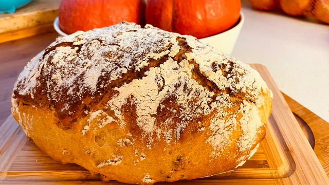 Selbst gebackenes Krustenbrot. Lecker!