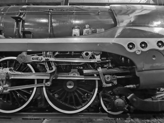 Vue sur les immenses roues d'une locomotive de la fin des années 30.