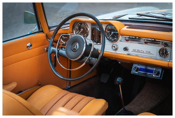 Blick in einen Merzedes 230  SL. Baujahr ca. 1965.