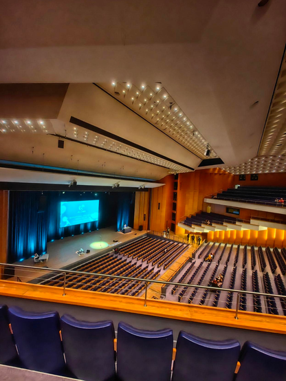 Blick vom Rang I in der Stadthalle Chemnitz auf die Bühne.
