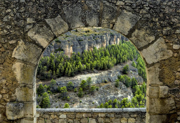 Arco enmarcando un paisaje