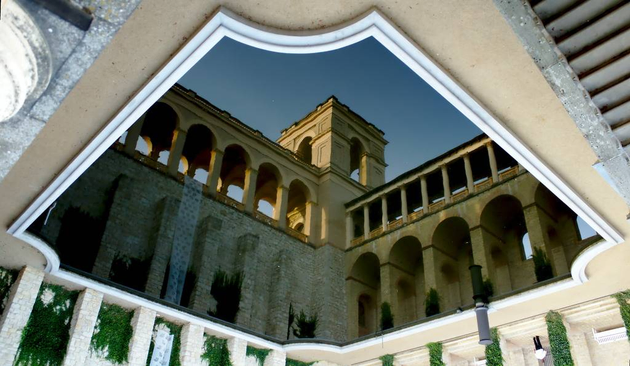 Belvedere auf dem Pfingstberg, Potsdam: Turm und Kolonnade spiegeln sich im Wasserbassin