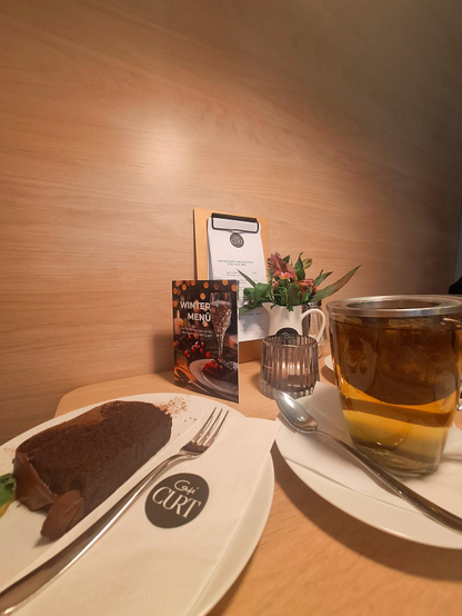 Im Café Curt mit einem Stück Schokokuchen und einem Kräutertee.
