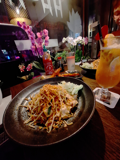 Gebratene Nudeln mit Hühnchen.