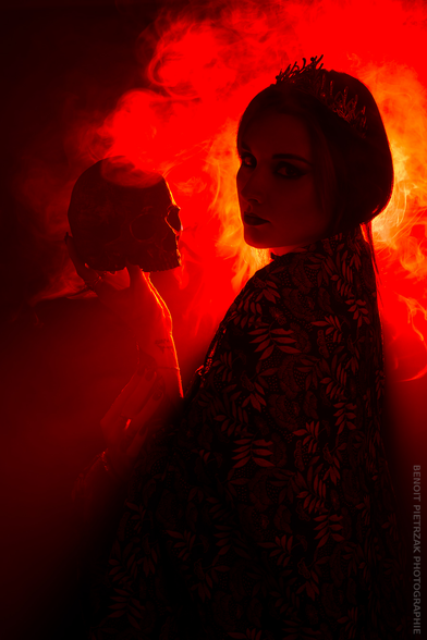 Portrait d'une femme avec un crane dans sa main