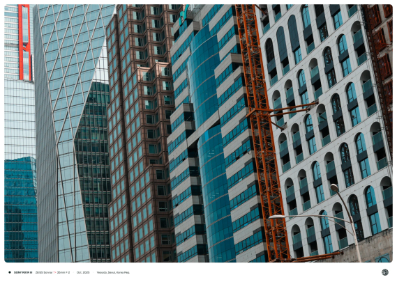 여의도 대로변의 큰 빌딩 여러 채를 비스듬히 찍힌 모습.