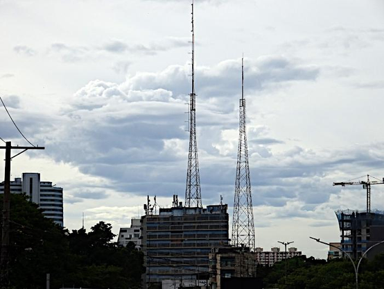 Foto van wolken boven skyline met antennes