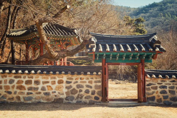 Traditional wall door and porch