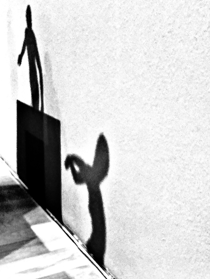 Schatten von zwei Skulpturen in schwarz-weiß