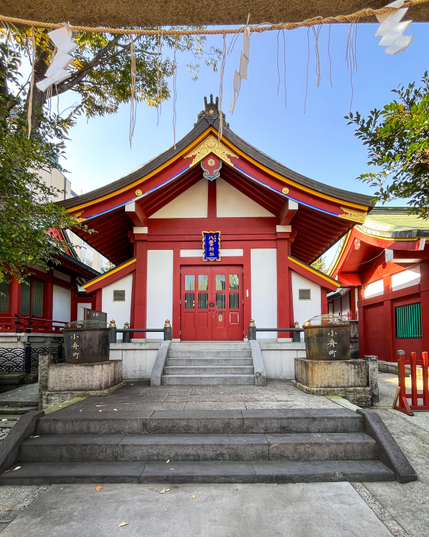 Uno de los muchos edificios accesorios de la zona del santuario cuyo propósito me es desconocido. Tiene un aspecto similar a otros templos o santuarios (madera pintada de rojo con paredes blancas y techos curvados) pero parece un poco prefabricada.