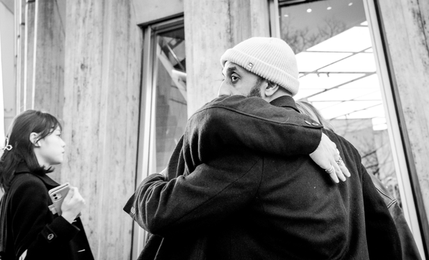 Dues persones abraçades