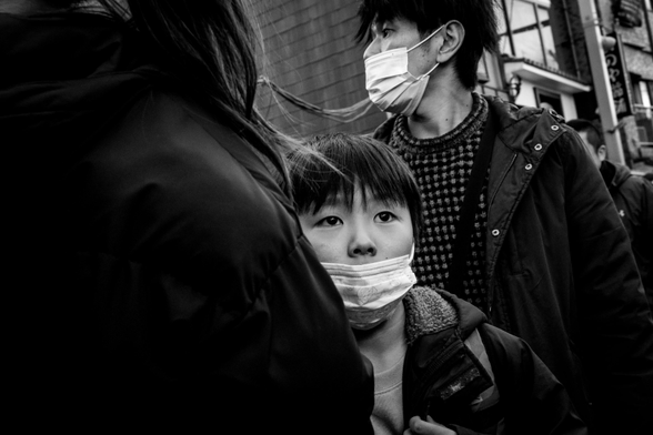 Cara de noi que sobresurt darrera de la seva mare.