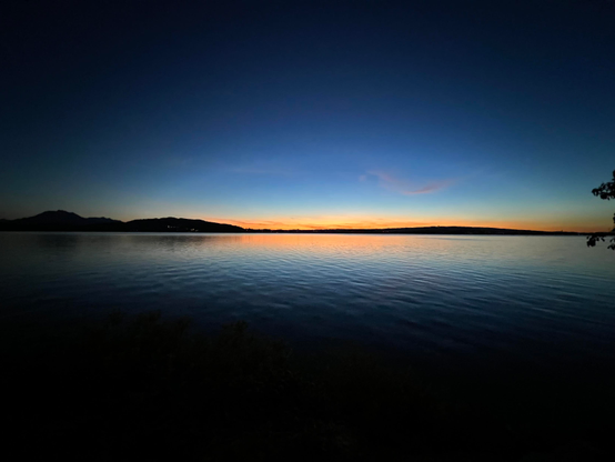 Blaue Stunde am Zugersee.