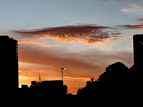 Foto van silhouet van gebouwen onder roodoranje wolken