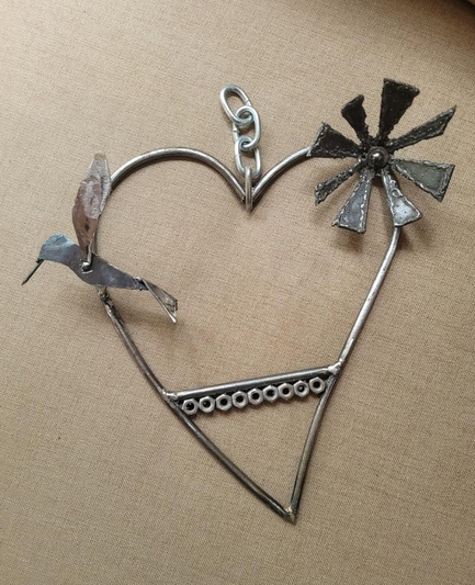 Perchoir colibri 

Un perchoir d'oiseaux à suspendre en forme de coeur en acier. Un petit colibri et une fleur ornent ses contours. 