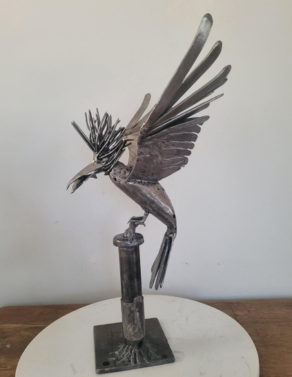 A la bouffe !

Un Martin pêcheur vient de se poser sur une branche avec un poisson dans le bec. Sculpture en acier neuf et revalorisé 