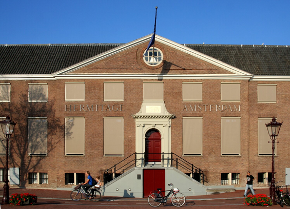 Facade of a museum with large tympanum on the roof