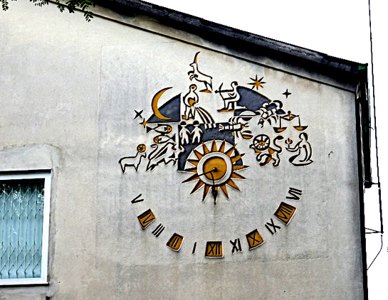 Foto van zonnewijzer met dierenriem aan muur