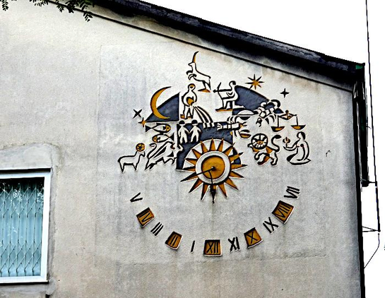 Foto van zonnewijzer met dierenriem aan muur