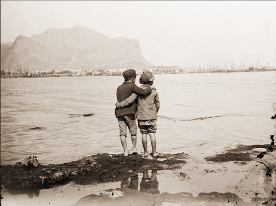 Primi del 900', due bambini abbracciati guardano il porto di Palermo