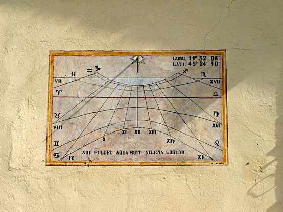 Foto van geschilderde zonnewijzer op muur