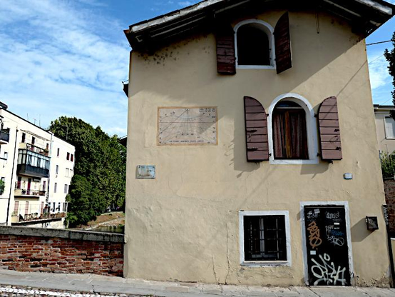 Foto van gevel met zonnewijzer