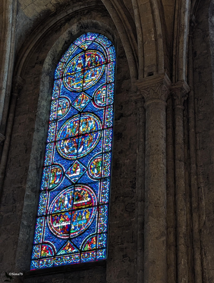 Vitraux anciens avec scènes bibliques
Ancient stained-glass windows depicting biblical scenes.
Vitrales antiguos con escenas bíblicas.