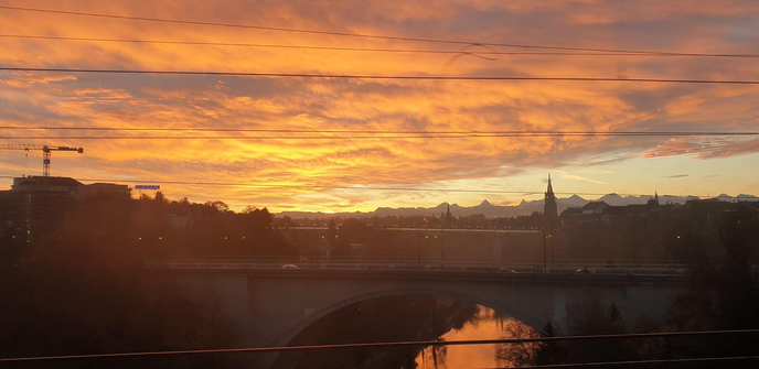 Sonnenaufgang (Bern) mit Alpen im Hintergrund
