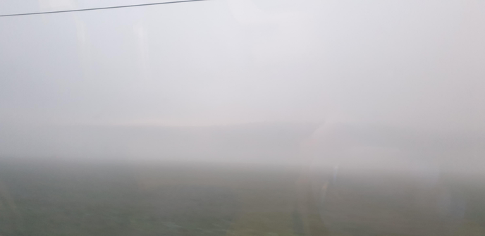 Nebel, Nebel und noch mehr Nebel. Auf dem Bild erkennt man knapp den Boden und alles ist im grau des Nebel gehüllt