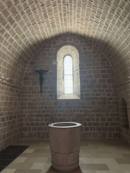 In the heart of the old town of Antibes, the Saint-Bernardin Chapel, named after Bernardin Albizeschi (14th century), dates to the 16th century. Its side door on Rue Saint-Bernardin, in solid walnut, is dated 20 March 1581.
The Chapel has been listed as an historical monument since 1989 and was fully restored between 1995 and 2011.