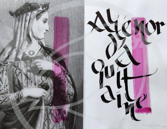 Une reproduction noir et blanc d'un portrait d'Aliénor d'Aquitaine et "Aliénor d'Aquitaine" calligraphié en noir + deux traces de couleur rose au pinceau large