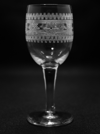 Petit verre à pied de 9 cm de haut.