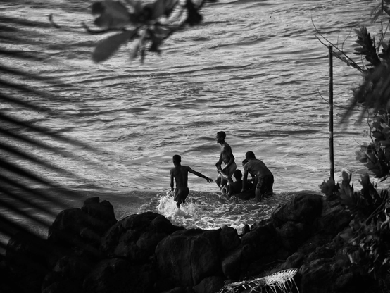 Des adolescents s’amusent dans l’eau