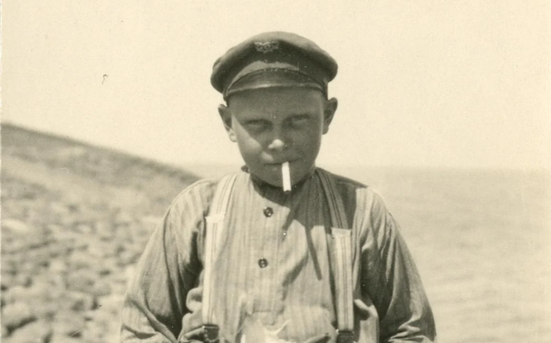 Adam Gorter fotografeerde in 1927 een vissersjongen met sigaret aan de zeedijk bij Moddergat.
Adam Gorter fotografeerde in 1927 een vissersjongen met sigaret aan de zeedijk bij Moddergat. Collectie Tresoar