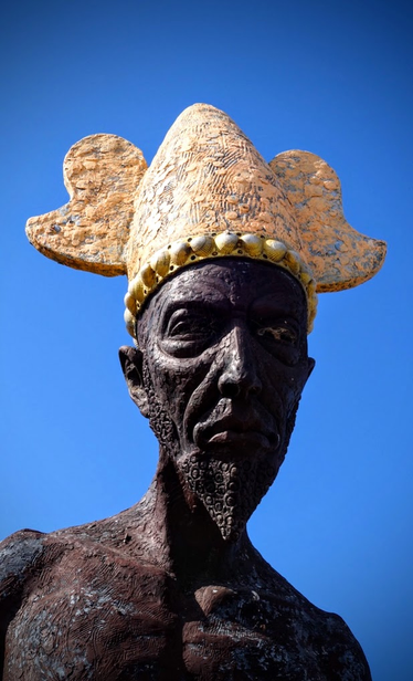 In den Marismas bei Sancti Petri stehen Statuen von Gott und Stadtkönig Melkart der phönizischen Stadt Tyros. Die Phönizier haben Cadiz gegründet und daher stand hier früher ein Heiligtum für diese Gottheit.  
