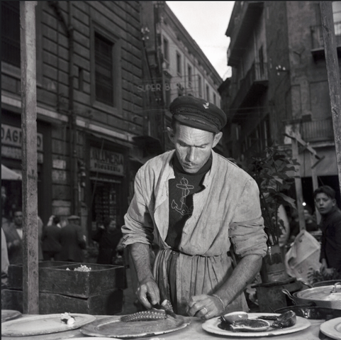 Palermo anni 50', venditore di polpi al mercato della Vucciria