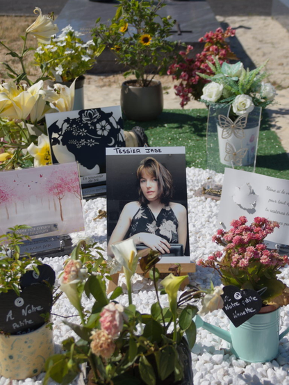 Photo d'une jeune femme sur sa tombe