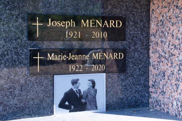 Photo d'un couple dans au jardin du souvenir
