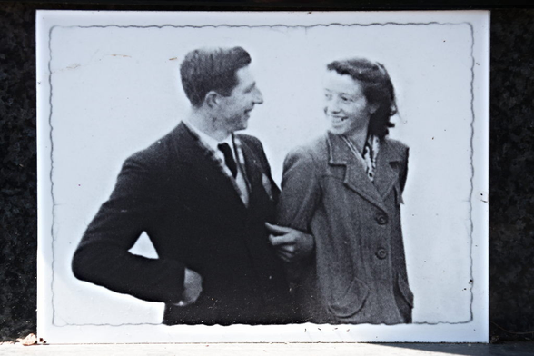 Photo d'un couple dans au jardin du souvenir