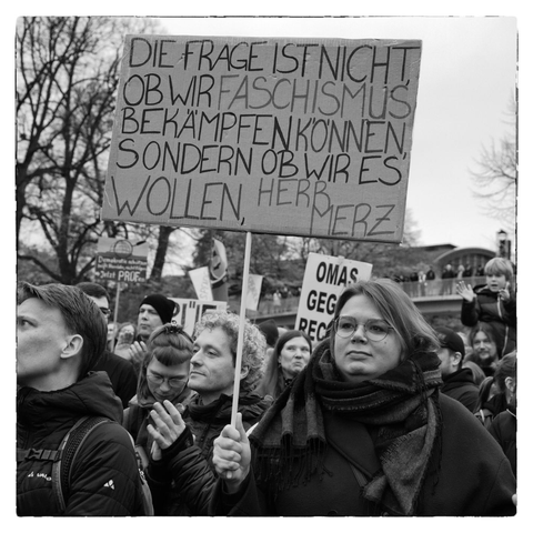 Demo, Plakat zur Frage an Merz: Wollen wir Faschismus bekämpfen