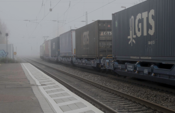 Ein Güterzug der in Richtung Nebel fährt