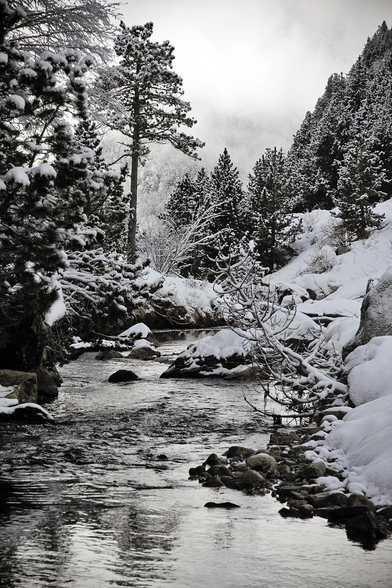 Fotografía del río Ésera con las primeras nieves.