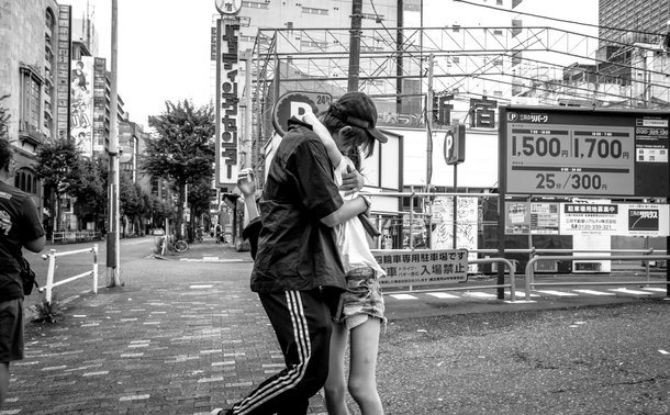 Noia que no s'aguanta dreta i noi que l'ajuda a mantenir-se dreta, de bon matí als carrers de Kabukichó.