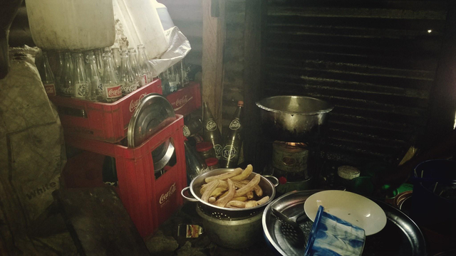 Bananes plantain, ustensiles de cuisine, bouteilles de coca cola vides.