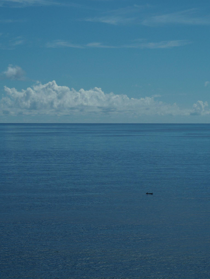 Petite barque dans l’immensité du bleu