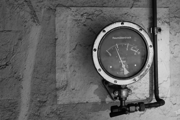 Anzeige in einem ehemalige Hochbunker. Im Einsatzfall musste der Raumdruck über dem Luftdruck außen liegen. 
