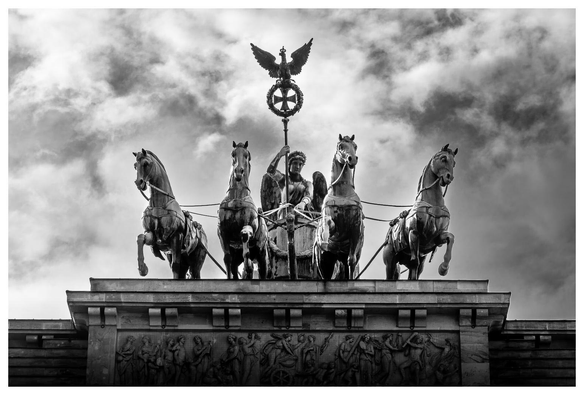 Die Siegesgöttin Victoria im Streitwagen, der von vier Rössern gezogen wird. 