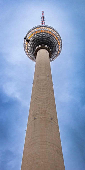 👁️ A tall pillar topped by a mirrored multifaceted ball
📍 Fernsehturm, Alexanderplatz, Berlin
📅 23 Oct 2025
📸 Nikon D5600
⚪️ Nikkor DX 35 mm ƒ1.8G
🎞️ ISO 100, ƒ2.5, -0.3 ev, 1/2500s