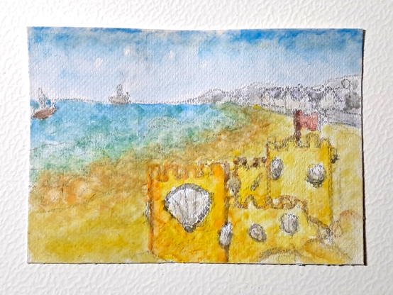 Une carte représentant la côte avec à la gauche la mer et quelques voiliers navigant dessus, et sur la droite une plage avec un château de sable en premier plan et des maisons et reliefs en second plan ; le ciel est bleu avec quelques nuages.