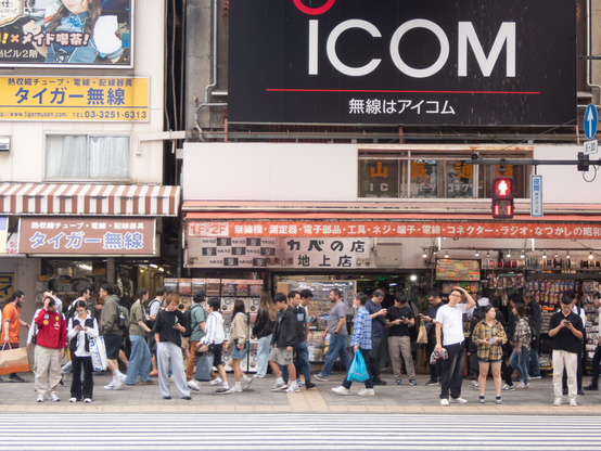 秋葉原の街並み、鉄道ガード下